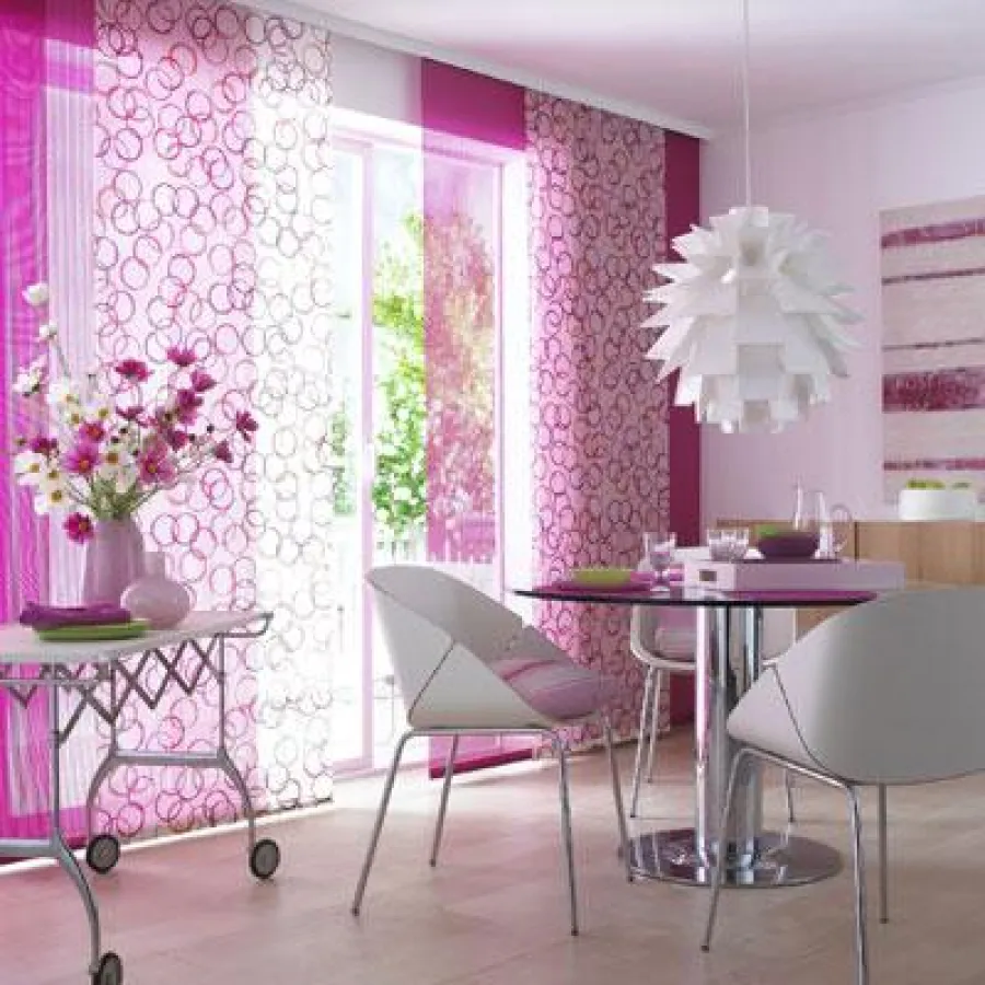 Dank seines großzügigen und dekorativen Auftritts mit großen textilen Flächen ist der Flächenvorhang in der modernen Raumgestaltung absolut en vogue. Foto: homesolute.com / Teba