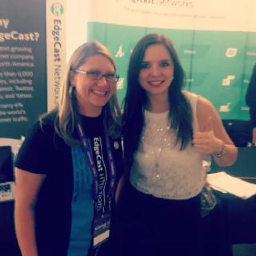 Stephy von aisys media am Stand von EdgeCast