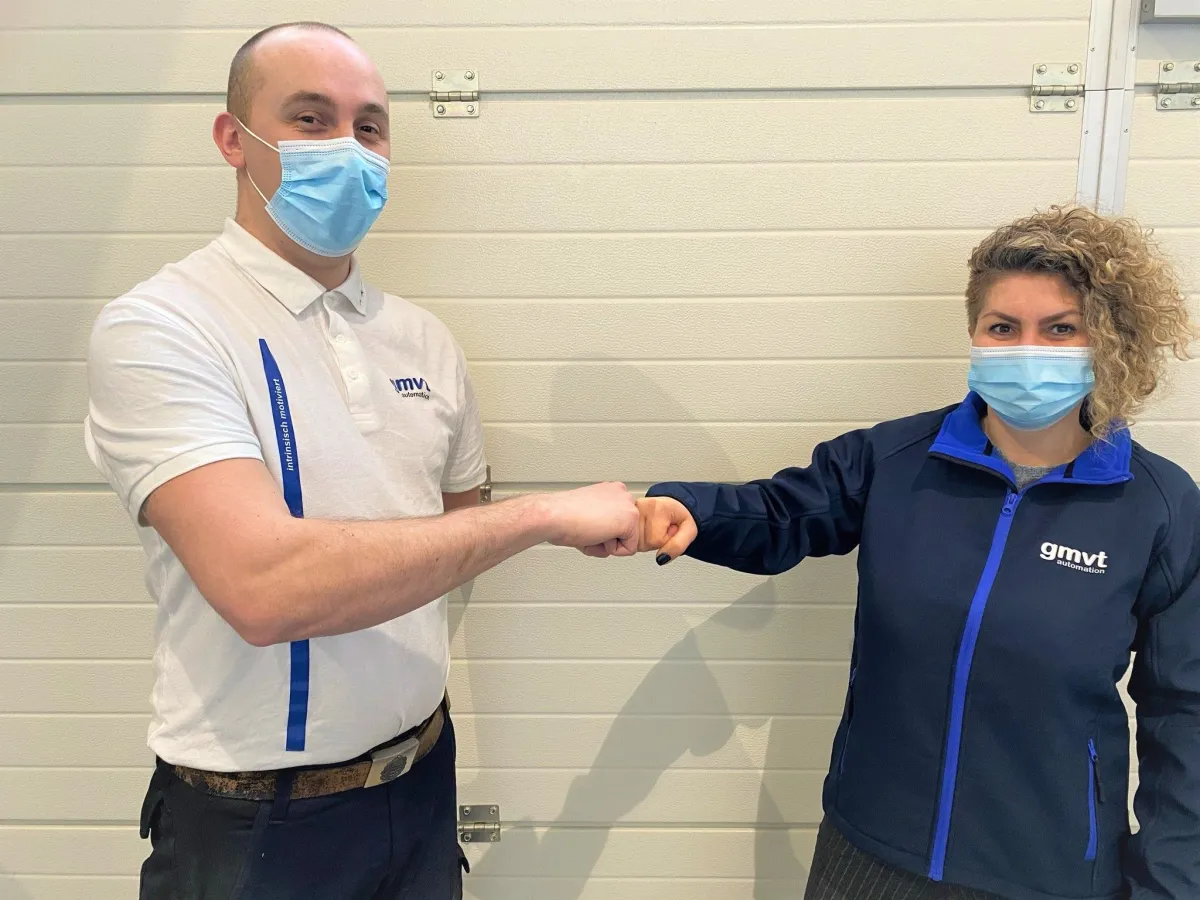 Eugenia Adam-Albach (re.), Leiterin Elektrokonstruktion, begrüßt Krisztian Kaset in ihrem Team. (© GMVT GmbH)