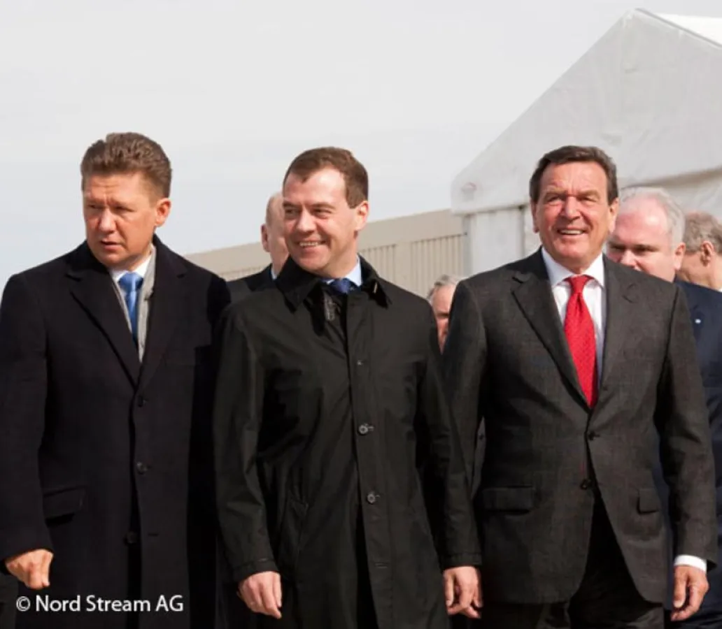 A. Miller, D. Medwedew, G. Schröder und M. Warnig vor RÖDER-Zeltsystemen (Foto: Nord Stream)