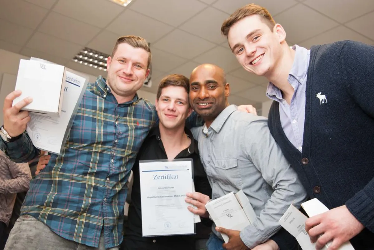 Vier Absolventen des gerade verabschiedeten Industriemeister-Studiums am TA Bildungszentrum.