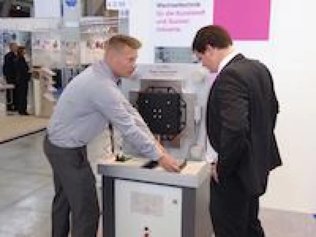 ROEMHELD zeigte HILMA-Magnetspannplatten und Multikupplungen des Partners RTC (Foto: ROEMHELD).