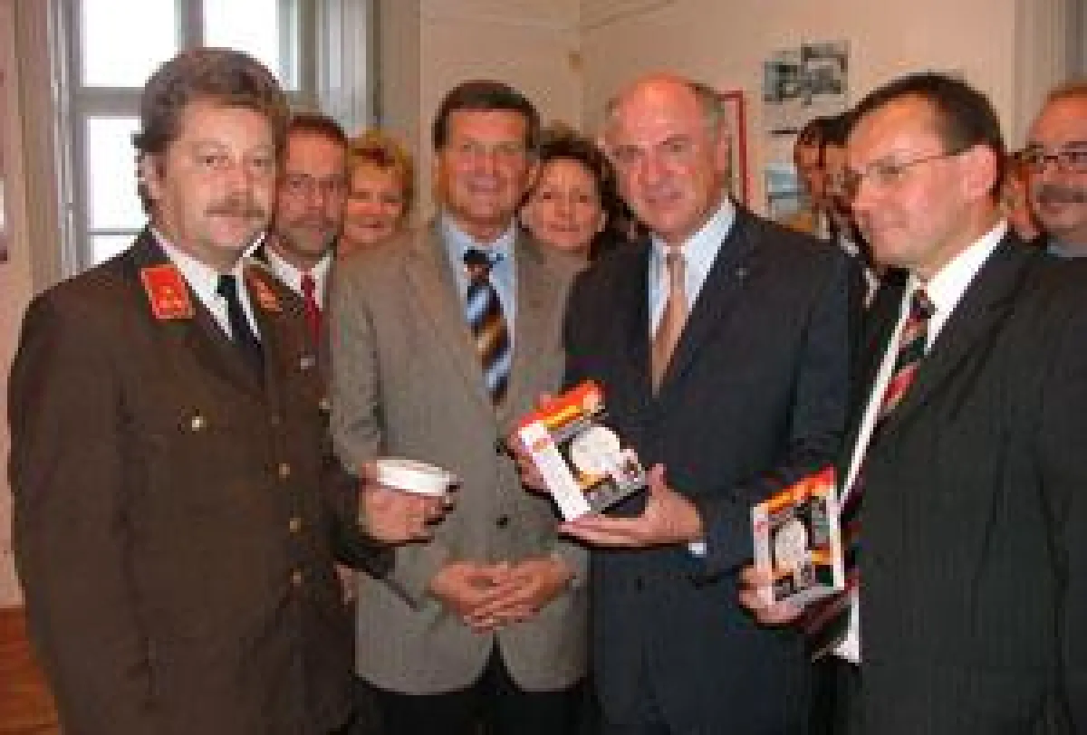 von links: Andreas Hönigschnabel, Bürgermeister Mag. Müllner, LH Dr. Erwin Pröll, Dir. Walter Hummer