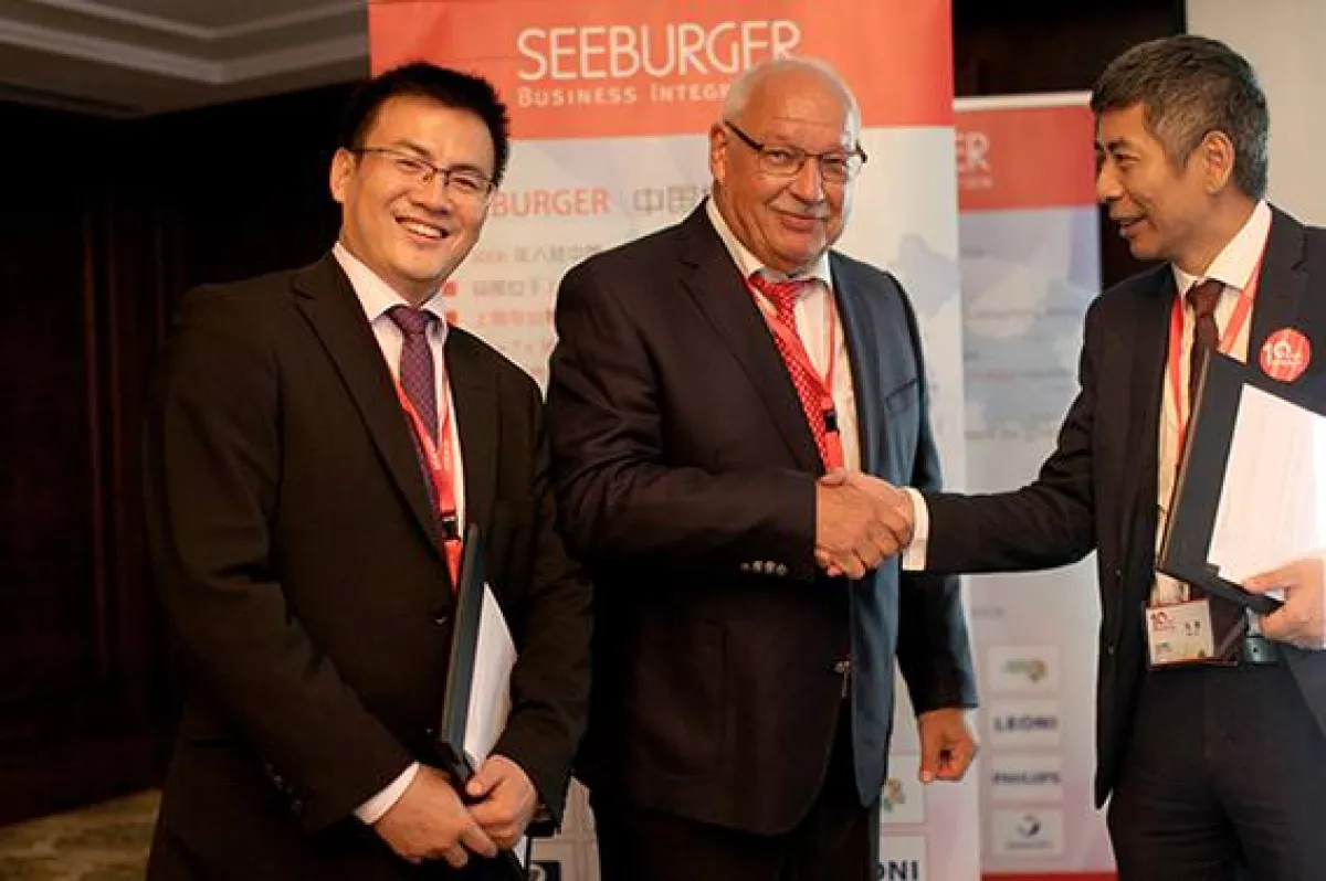 (v.l.) Gang Huang, General Manager SEEBURGER CHINA, und Bernd Seeburger mit Kunden