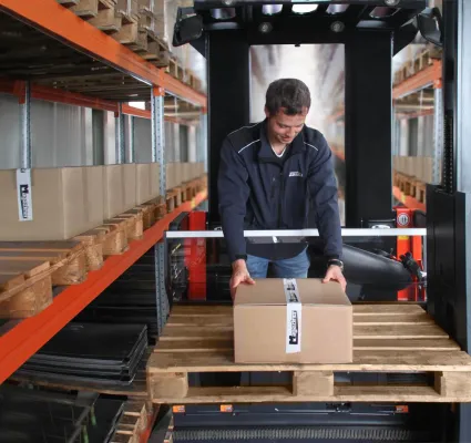 Ergonomisches Kommissionieren mit dem Pendelpult Bild: Ergonomisches Kommissionieren mit dem Pendelpult