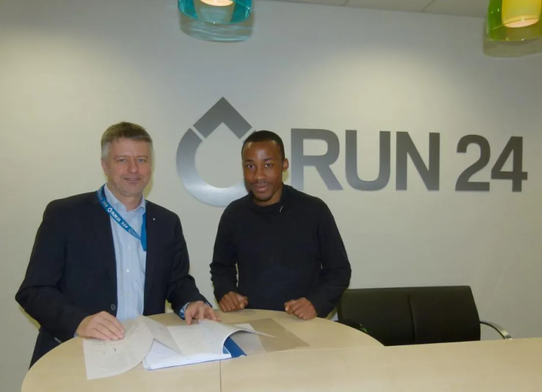 Der Unternehmer Sven Fietkau mit Ernesto Nsue (vlnr)