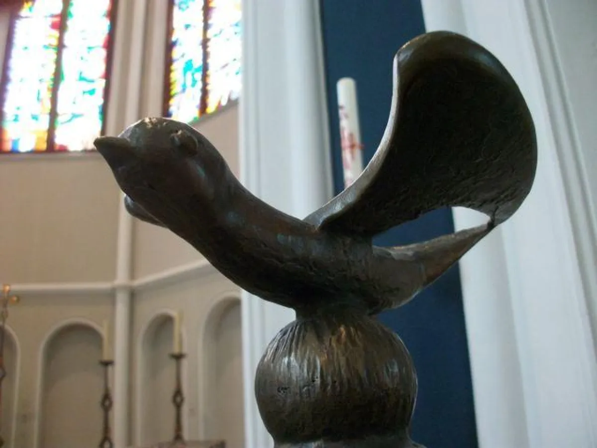 Die Taube als Symbol für den Heiligen Geist auf dem Taufbecken der Zwölf-Apostel-Kirche.