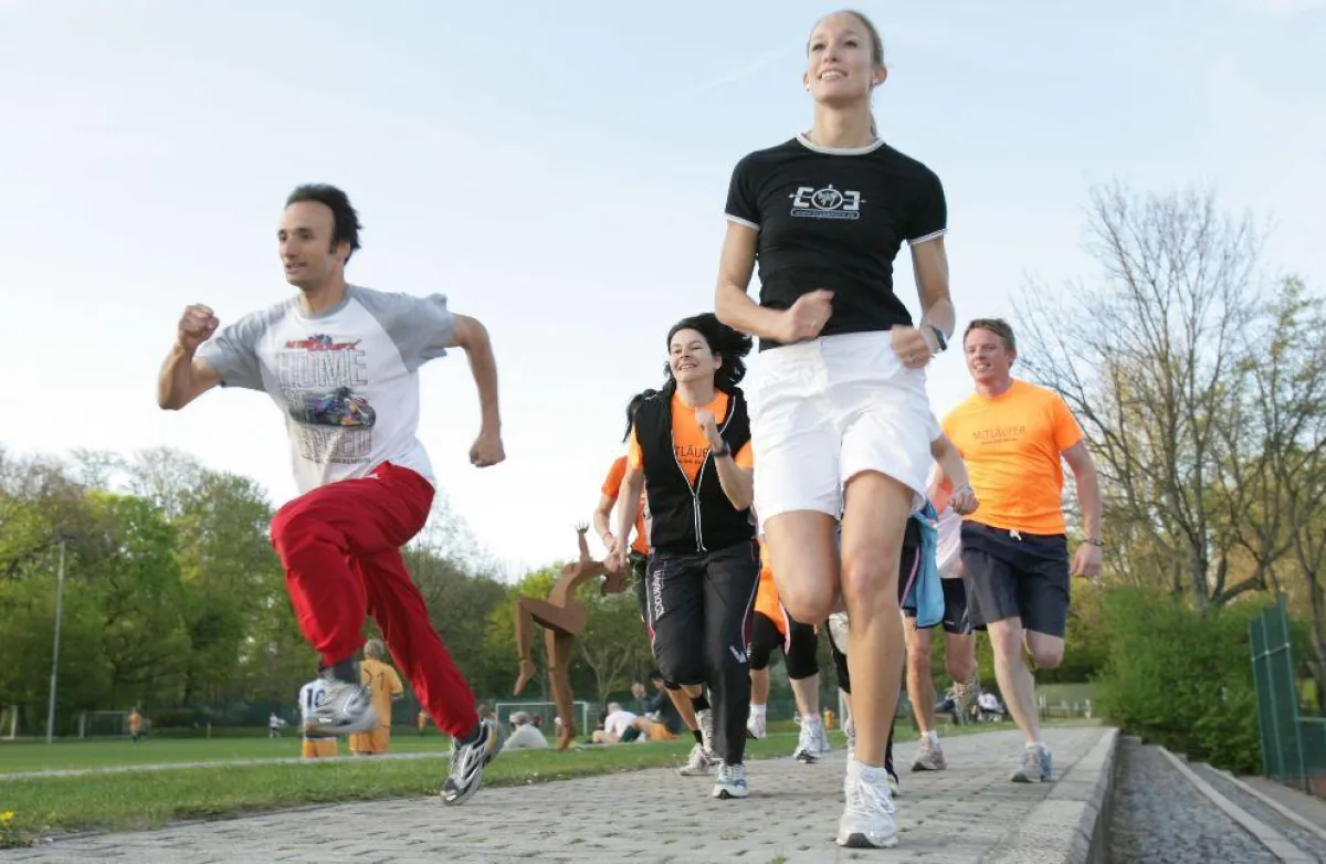 Vom Anfänger bis zum Marathonläufer - jeder darf am kostenlosen HVB BKK Lauftreff teilnehmen. Zur Motivation laufen regelmäßig Prominente mit, wie hier Christine Theiss, Ärztin und Weltmeisterin im Vo