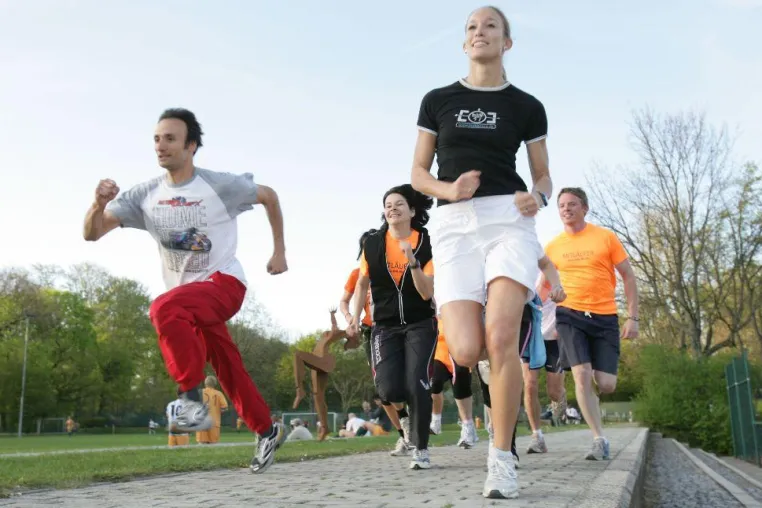 Bild: HVB Betriebskrankenkasse München - kostenloser Lauftreff für Jedermann - Training mit Profis und Promis