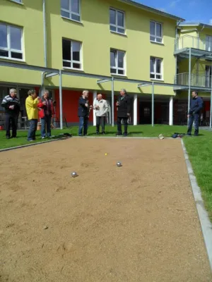 Bild: Ein Hauch Südfrankreich in Hellenthal _ Boulplatz im Senioren-Park eröffnet