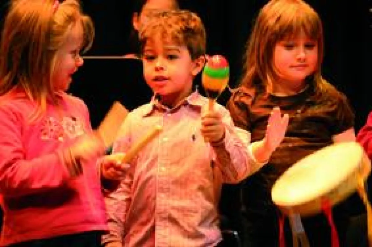 Wie klingen eigentlich Schlagzeuge? Das erfahren die Kinder bei