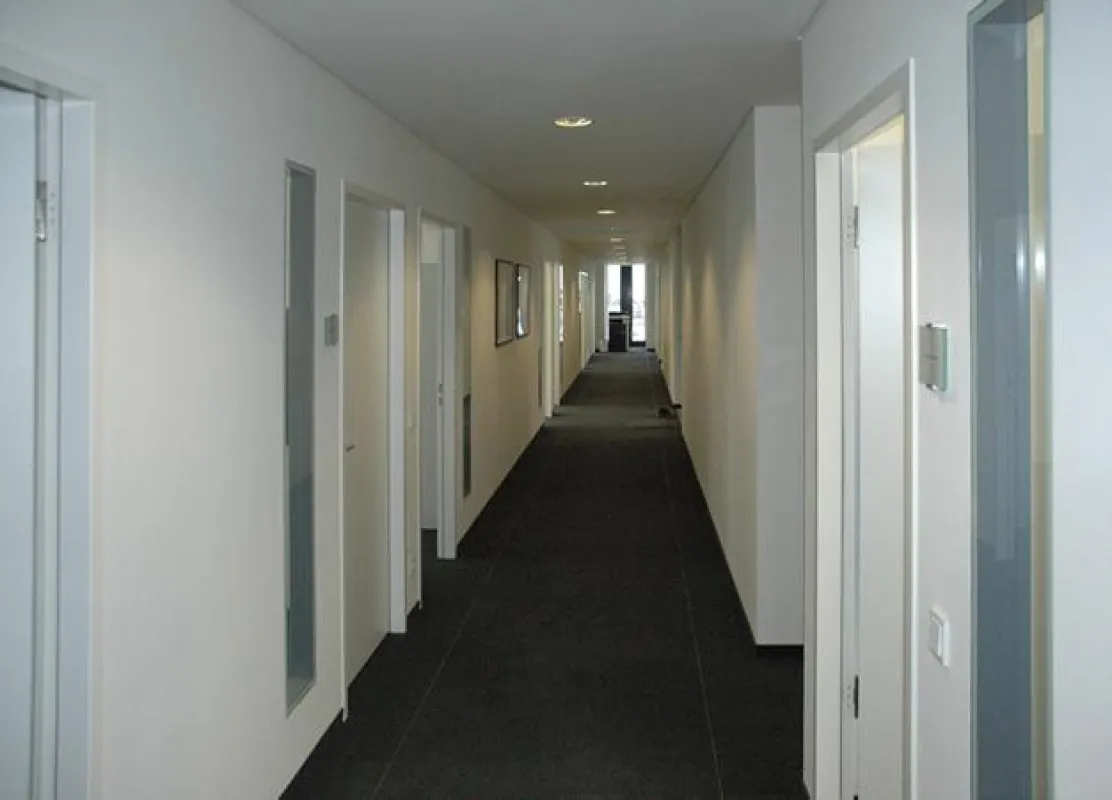 Die flächenbündigen Fenster Planline trennen die Büroräume vom Flur