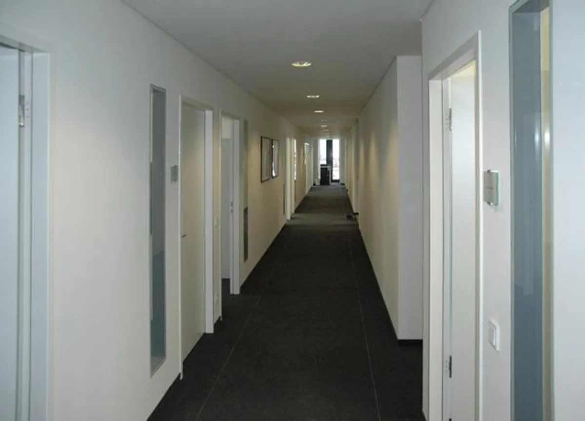 Die flächenbündigen Fenster Planline trennen die Büroräume vom Flur