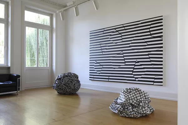 Bild: „Esther Stocker – Präzision und Flüchtigkeit“ in der Galerie Scheffel, Bad Homburg