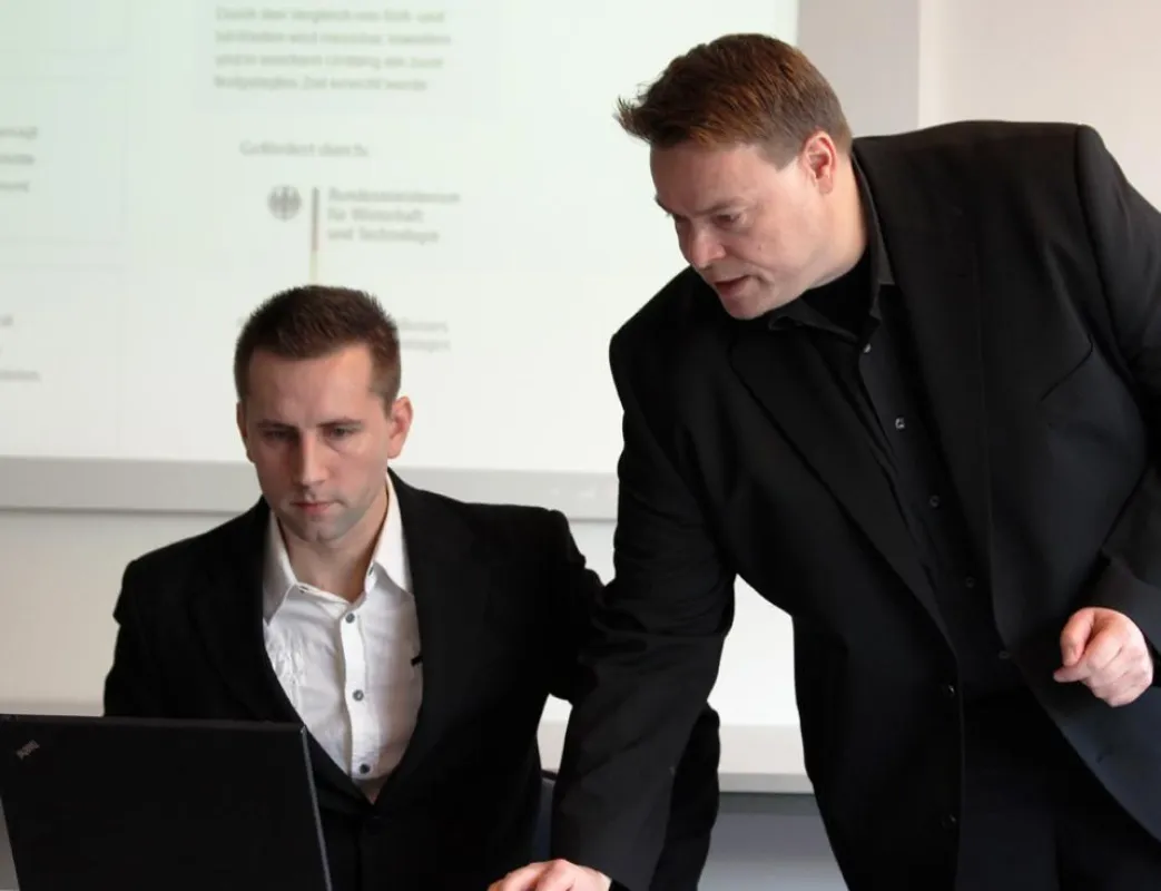 Projektleiter Michael Sparenberg und Kollege Wojciech Pala auf der Pressekonferenz in Gelsenkirchen