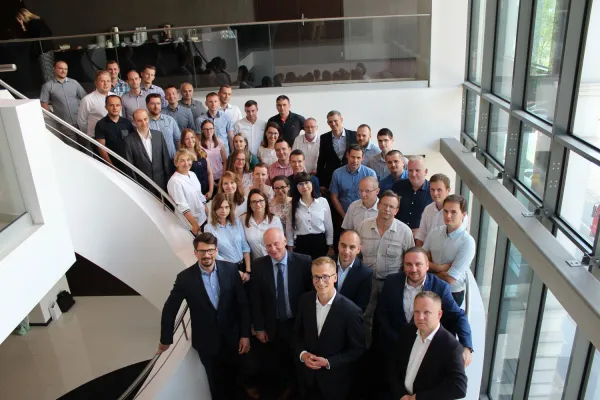 Bild: 4finance Lux AG reagiert auf den Digitalisierungstrend und setzt auf Telefon und Plattformservice.