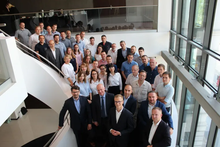 Bild: 4finance Lux AG reagiert auf den Digitalisierungstrend und setzt auf Telefon und Plattformservice.