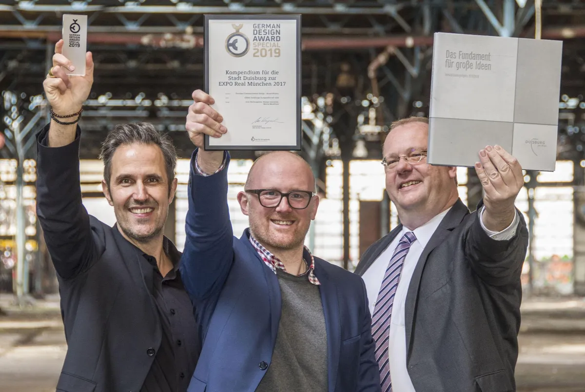 Oberbürgermeister Sören Link und Bernd Wortmeyer, GEBAG, gratulieren Martin Menkhaus.