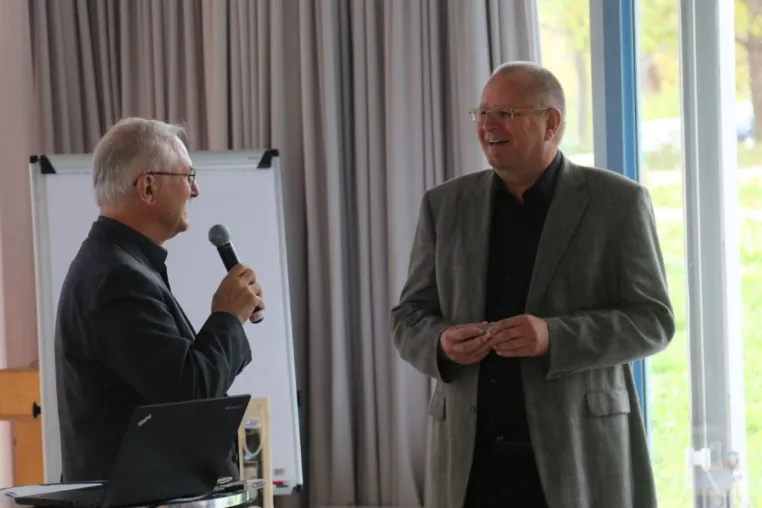 Bild: Hochschule zeichnet Prof. Dr. Dietmar Bönke mit bronzenen Ehrennadel aus