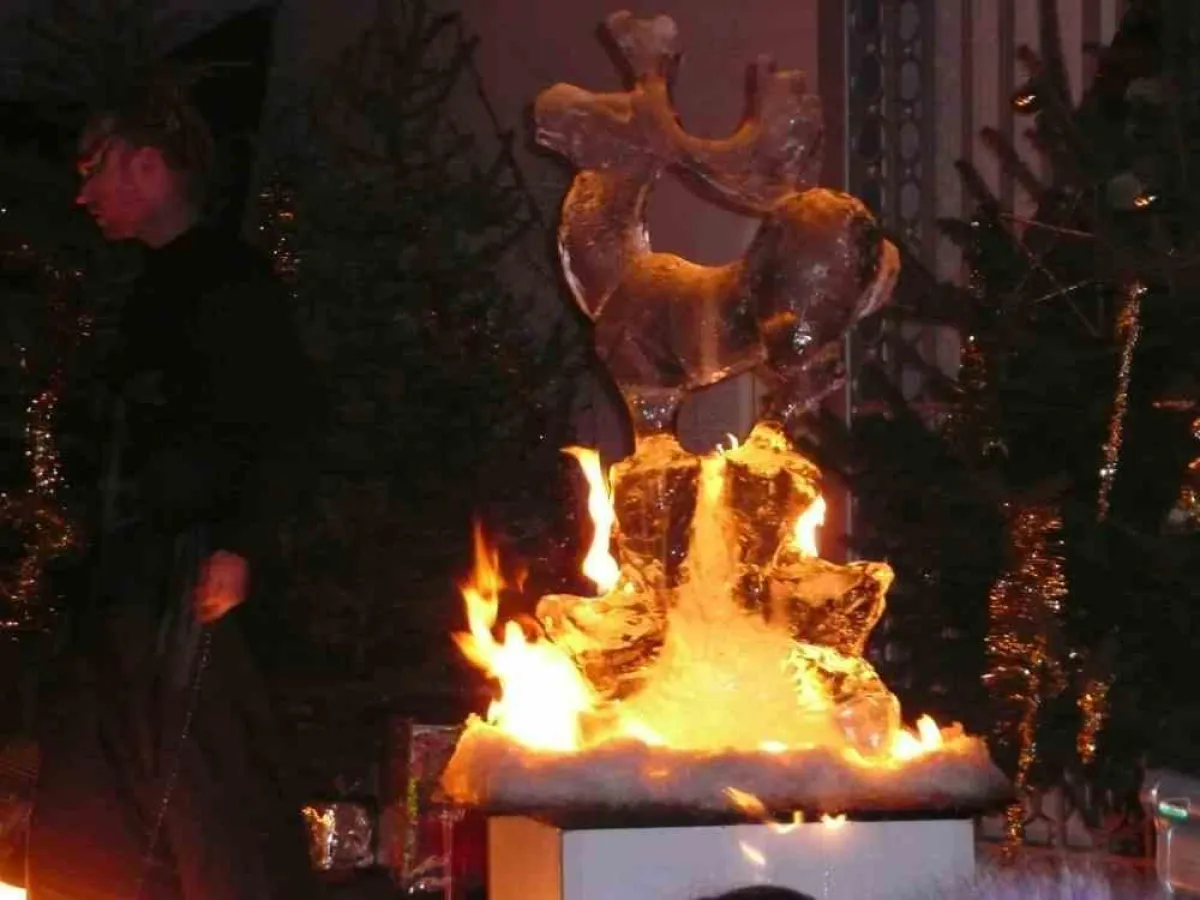Eissculptur in Feuer getaucht