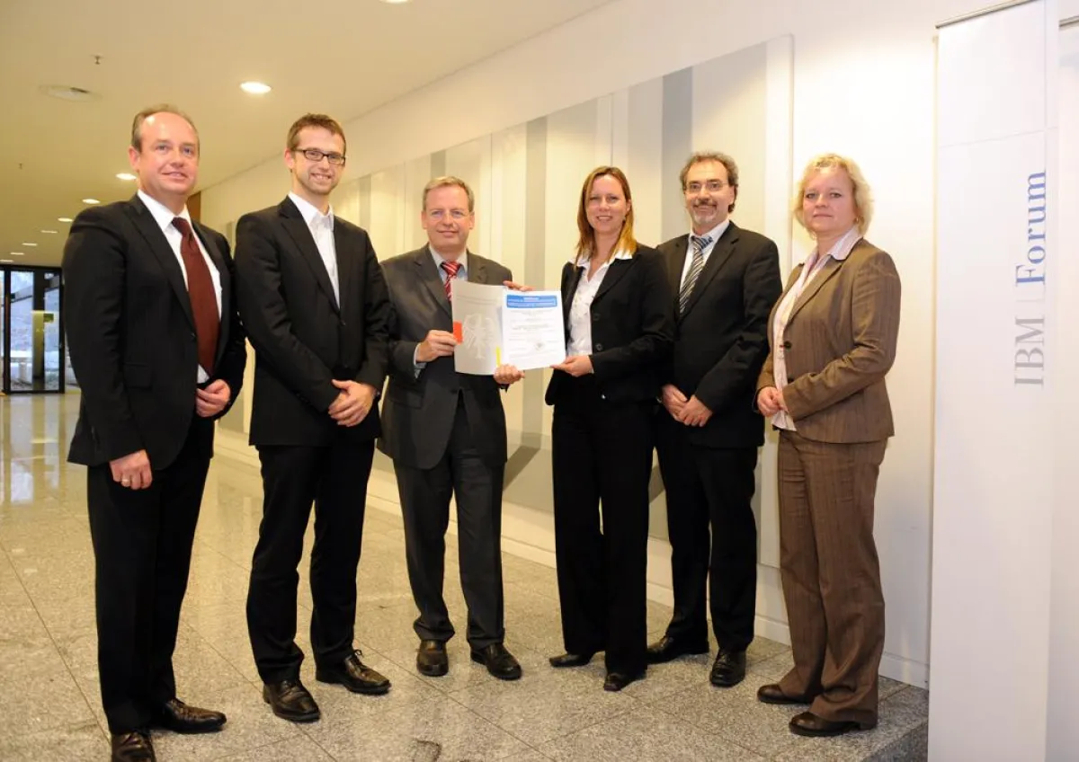 Heribert Fritz (Fritz & Macziol), Armin Lunkeit (OpenLimit), Bernd Kowalski (BSI), Maja Kumme (IBM), Alexander Marschall (Fritz & Macziol) und Helen Backhaus (Remondis) bei der Überreichung der Urkund