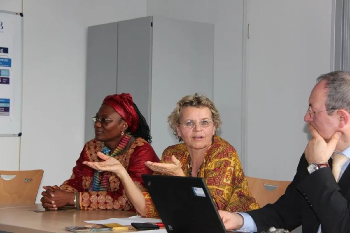 Die Gründerinnen des afrikanischen Sozialzentrums ?Hupjefi? Patience Mollè (links) und Dr. Reginamaria Eder (Mitte) mit ESB-Dekan Professor Dr. Ottmar Schneck, unterstützt durch das Reutlinger ESB Stu