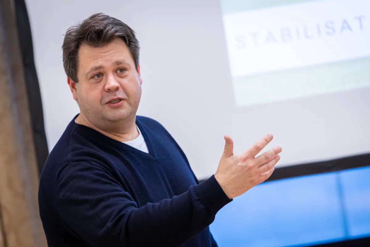 Andreas Klement beim Vortrag über Leadership und Mitarbeiterführung (© Photo by Holger Bulk)