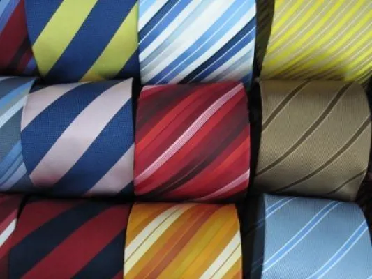 Bild: Wie eine beschmutzte Krawatte schonend gereinigt wird - Die besten Tricks für eine strahlend saubere Krawatte