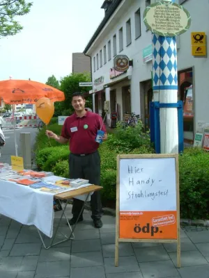 Bild: ödp misst Mobilfunkstrahlung bei Handys auf Infostand am 27. Mai