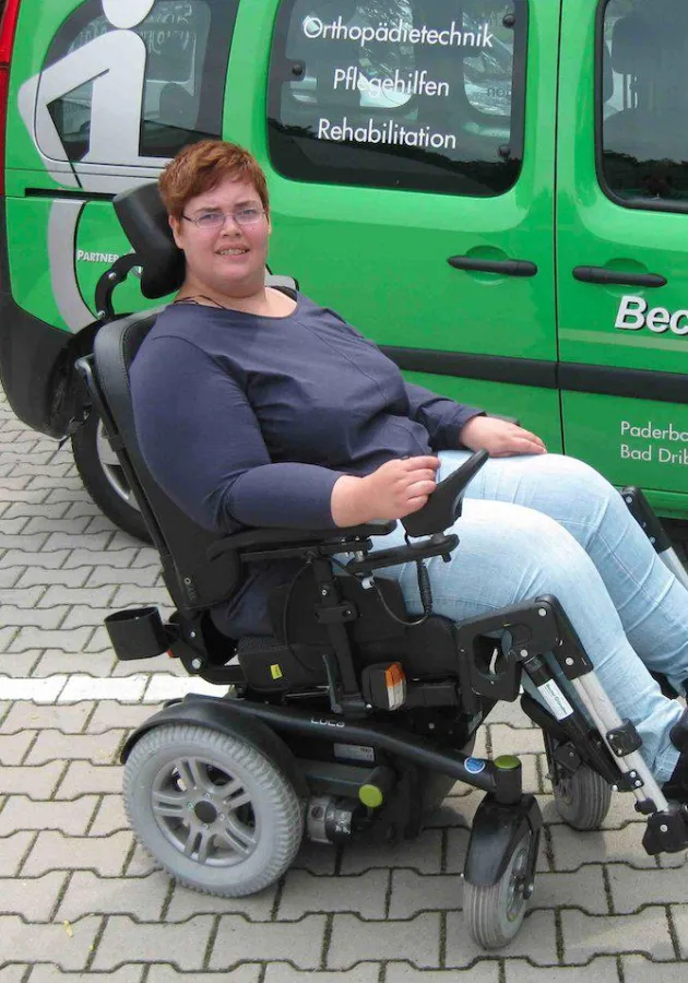 Genießt ihre neue Unabhängigkeit: Nadja Krohm in ihrem E-Rollstuhl von Dietz