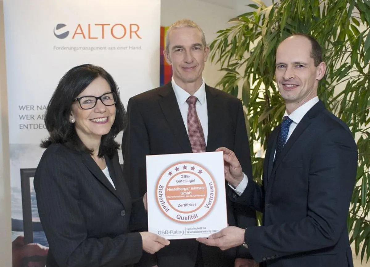 Übergabe des GBB-Gütesiegels: Doris Pleil & Stephan Brückmann, ALTOR Gruppe; Dr. Dirk Thiel