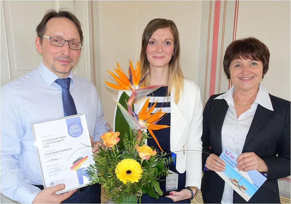 Kanzleimanagerin Janet Raabe-Goldhahn (Mitte) mit Rechtsanwalt Norbert Franke und Maria A. Musold