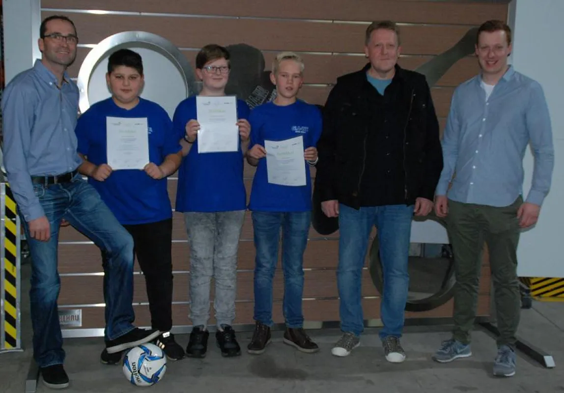 Geschäftsführer Simon Welkener (l.), die Schüler und die Betreuer Thomas Krenz und Thomas Babucke