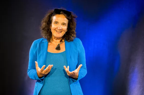 Bild: Überlingerin Gertrud Kemmerling gewinnt Excellence Award beim internationalen Speaker Slam
