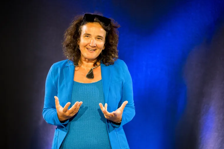 Bild: Überlingerin Gertrud Kemmerling gewinnt Excellence Award beim internationalen Speaker Slam