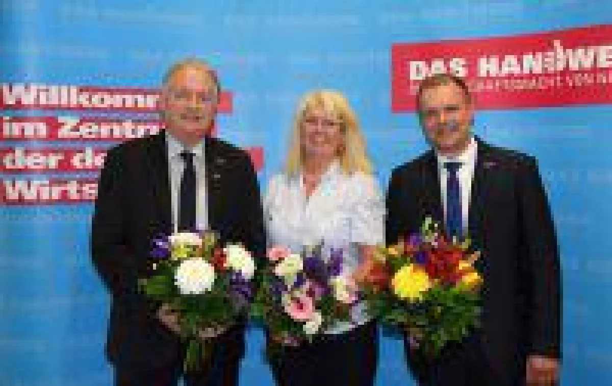 Der neugewählte HWK-Präsident Robert Wüst (re.i.B.) mit Burghard Ehlert und Dörte Thie. Foto: Ines Weitermann/ Presse & Marketing