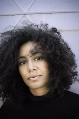 Bild: Noah Sow liest aus "Deutschland Schwarz Weiss - Der alltägliche Rassismus"