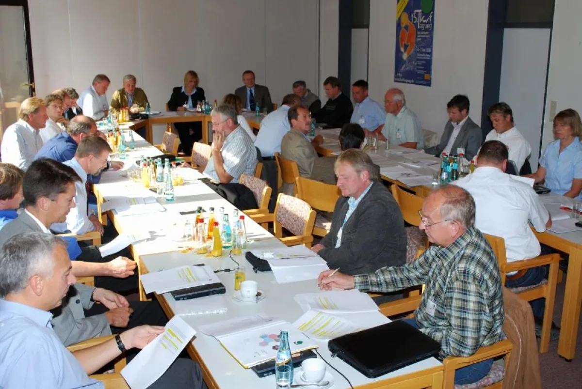 Mitglieder des KWF-Firmenbeirates beim Abstimmen der neuen Geschäftsordnung