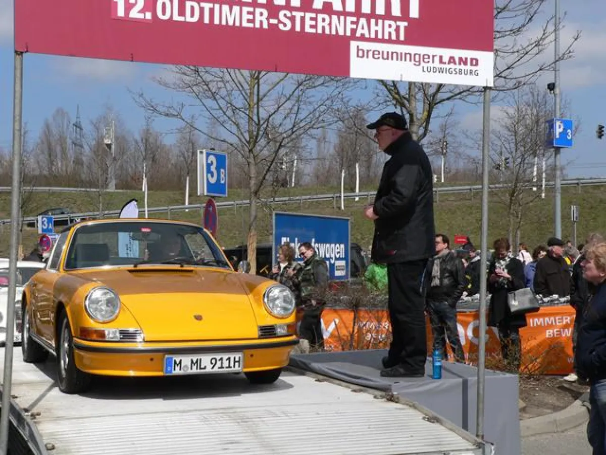 Zieleinfahrt der Sternfahrt zur Oldtimer-Saisoneröffnung in Ludwigsburg