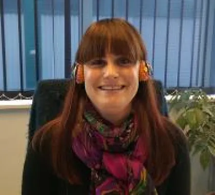 Bild: Auf den Hund gekommen - Mitarbeiter der Sparda TelefonService häkeln für Tierheim