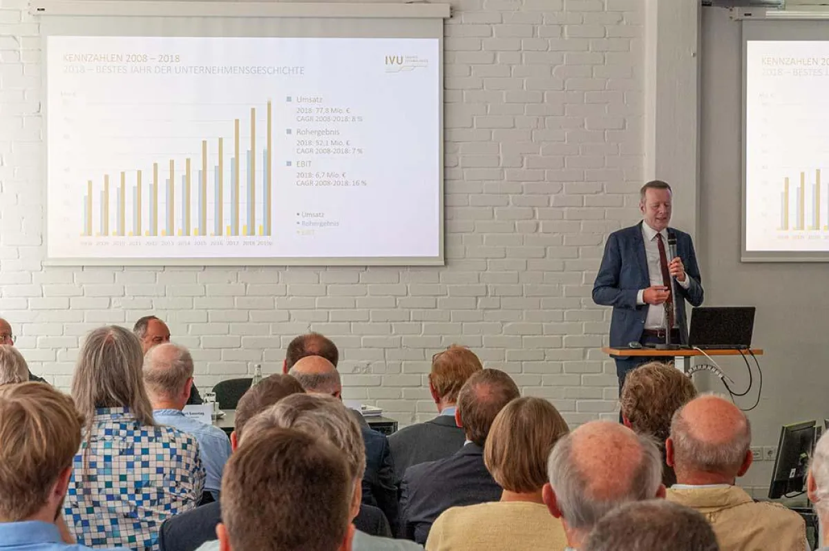 Zufriedene Aktionäre auf der Hauptversammlung der IVU Traffic Technologies AG (Bild: IVU)