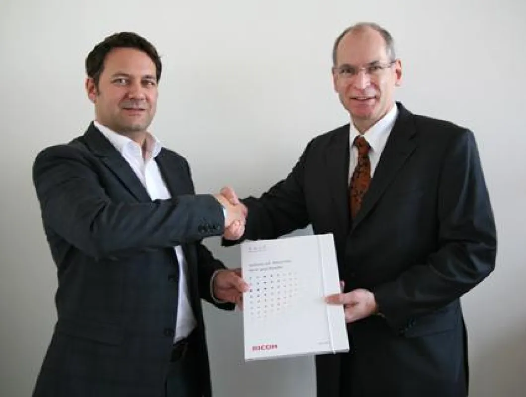 Harald Gordon und Renke Krüger bei der Vertragsübergabe.