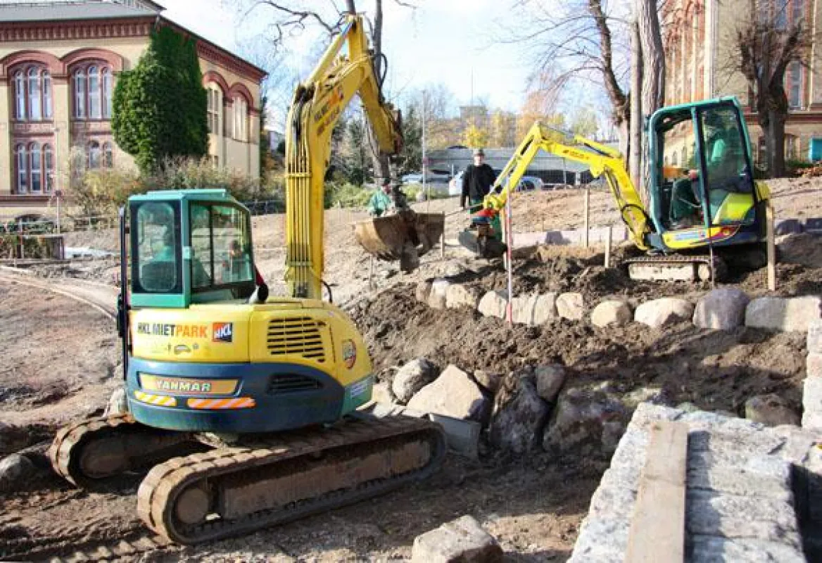 Minibagger aus dem HKL MIETPARK meistern diffizile Aufgaben bei repräsentativen Großprojekten im Gar