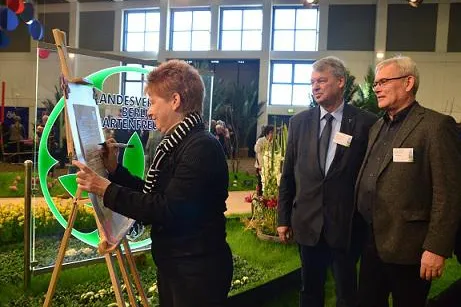 Petra Pau bewirbt sich um Kleingarten Bild: Petra Pau bewirbt sich um Kleingarten