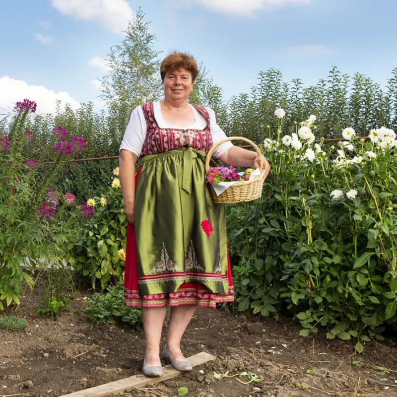 Veronika Keller in einem Frickinger Bauerngarten