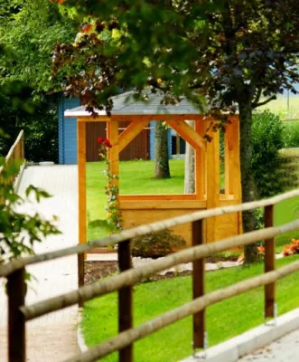 Bild: Rosenpavillon des Seniorenzentrums St. Franziskus Saarburg erstrahlt in neuem Glanz