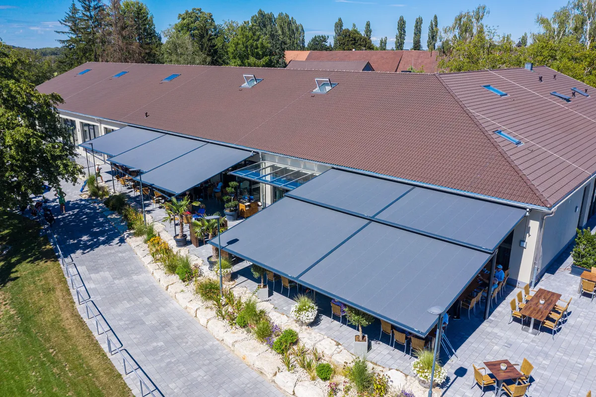 Die Café-Außenterrasse des Golfparks Karlsruhe wurde mit markilux Markisensystem ausgestattet. (© markilux)