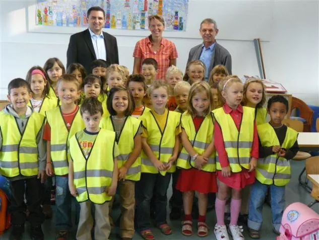 Bild: Warnwesten für ABC-Schützen - Bürowelt Seidler sponsert die Aktion „Sicherer Schulweg“