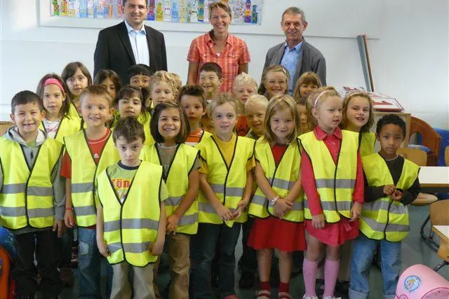 Bild: Warnwesten für ABC-Schützen - Bürowelt Seidler sponsert die Aktion „Sicherer Schulweg“