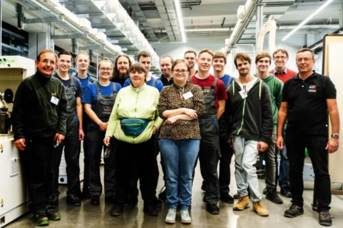 Die Beschäftigten der Liebenauer Arbeitswelten zu Gast bei MTU-Azubis in Friedrichshafen